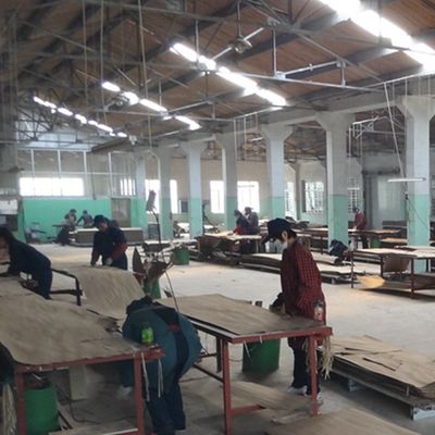 Hoogwaardig gereconstitueerd hout fineer hol vierkant hout HSW-X1# onregelmatige textuur 3100mm Voor hoteldecoratie fabriek