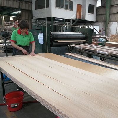 Geconfronteerd met natuurlijke Ash Crown Wood Veneer E0/E1 Fancy Plywood / Mdf / Chipboard