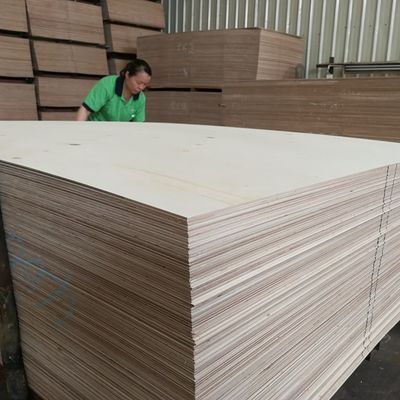Het buitensporige Triplex van Natuurlijk de Korrel Houten Vernisje van de Okkernootkroon voor Meubilair en Kabinet 2745mm Verlengde Grootte China maakt