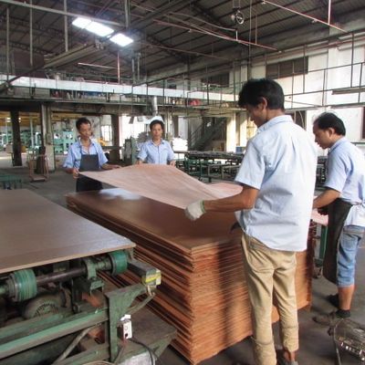 Hoogwaardige houtfolie gekleurde beuk CB-X5488 zwart 1,8 mm voor muur houten panelen E1/E0 China Factory