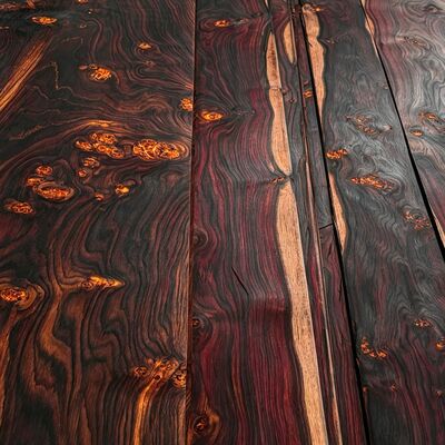 Vibrant iriserend, door planten geverfde natuurlijke houten fineer, duurzaam milieuvriendelijk decoratief houten fineer voor luxe interieurmeubelontwerp