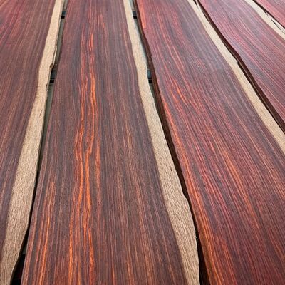 Vibrant iriserend, door planten geverfde natuurlijke houten fineer, duurzaam milieuvriendelijk decoratief houten fineer voor luxe interieurmeubelontwerp